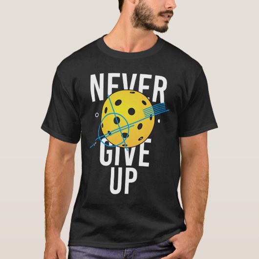 Pickleball geeft nooit op t-shirt (Voorkant)
