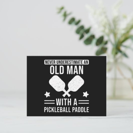 Pickleball Gift Onderschat nooit een oud Man Briefkaart (Staand voorkant)