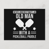 Pickleball Gift Onderschat nooit een oud Man Briefkaart (Voorkant)