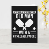 Pickleball Gift Onderschat nooit een oud Man Kaart (Gele Bloem)