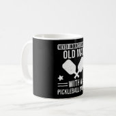 Pickleball Gift Onderschat nooit een oud Man Koffiemok (Voorkant links)