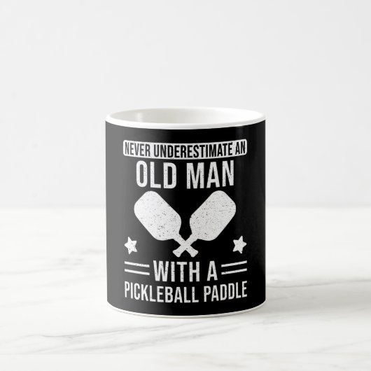 Pickleball Gift Onderschat nooit een oud Man Koffiemok (Center)