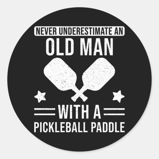 Pickleball Gift Onderschat nooit een oud Man Ronde Sticker (Voorkant)