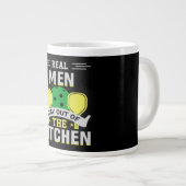 Pickleball Gift Real Mannen blijven uit de keuken Grote Koffiekop (Voorkant rechts)