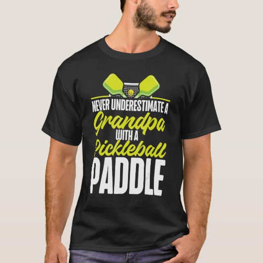 Pickleball Grandpa onderschat nooit opa W T-shirt (Voorkant)