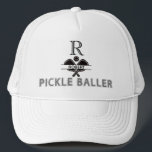 Pickleball Guy Aangepaste Monogram Initiaal Naam Trucker Pet<br><div class="desc">Pickleball Guy Custom Monogram Initiaal Naam — smaakvol gedaan — — Dit is een geweldig cadeau — leuk / aantrekkelijk / uniek. Personaliseer het met zijn initiaal en voornaam. Als u ontwerpvragen of een speciaal verzoek hebt, stuur dan een chat of een e-mail naar: charmdesignstudio@rcn.com</div>