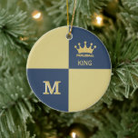 Pickleball Guy King Monogram Initiaal Keramisch Ornament<br><div class="desc">Hij zal een winnaar zijn met deze speciale gouden en blauwe kerstversiering — maakt hem echt tot de koning van de rechtbank — Blauw en goud, met een kroon natuurlijk, en een 3D-monogram met twee tonen. Het zou ook een geweldig cadeau zijn voor de pickleball enthousiast. Om het even welke...</div>