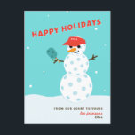 Pickleball Holiday kerst Humoureuze Snowman Kaart<br><div class="desc">Je familie en vrienden krijgen een knuffel als ze deze pickleball sneeuwpopkaart zien! In rood,  blauw en wit. De tekst onder de sneeuwman is aanpasbaar. Deel van een collectie van Parcel Studios.</div>