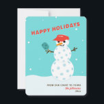 Pickleball Holiday kerst Humoureuze Snowman Kaart<br><div class="desc">Je familie en vrienden krijgen een knoeiboel als ze deze pickleball snowman-vakantiekaart openen! In rood,  blauw en wit. De tekst onder de sneeuwman is aanpasbaar. Deel van een collectie van Parcel Studios.</div>