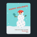 Pickleball Holiday kerst Humoureuze Snowman Kaart<br><div class="desc">Je familie en vrienden krijgen een knoeiboel als ze deze pickleball snowman-vakantiekaart openen! In rood,  blauw en wit. De tekst onder de sneeuwman is aanpasbaar. Deel van een collectie van Parcel Studios.</div>