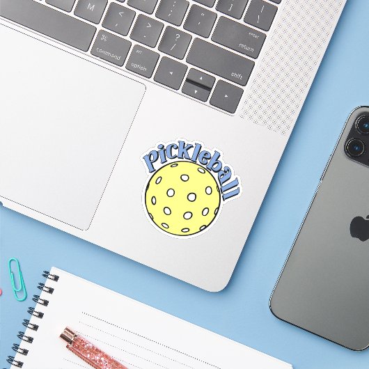 Pickleball in blauw met gele bal sticker (Laptop met iPhone)