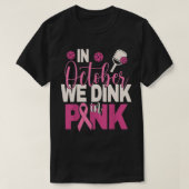 Pickleball in oktober gooien we in roze borstkas t-shirt (Design voorkant)