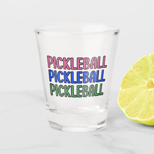 Pickleball in Roze Blauw Groen Typografie Shot Glas (Voorkant)