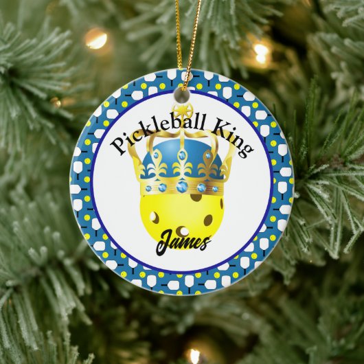 Pickleball King Gepersonaliseerd Geel, Blauw, Wit Keramisch Ornament (Boom)