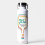 Pickleball Laat Pickle Retro Rainbow Stripe Custom Waterfles<br><div class="desc">Super leuke pickleball waterfles - Design heeft een retro streep omtrek van een Pickleball Paddle en de woorden "Let's Pickle" in een leuk lettertype. Voeg eenvoudig uw aangepaste tekst toe - de naam van de speler, de naam van de pickleball club/het toernooi, enz. Perfect voor pickleball cadeau geven - uw...</div>