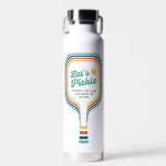 Pickleball Laat Pickle Retro Rainbow Stripe Custom Waterfles<br><div class="desc">Super leuke pickleball waterfles - Design heeft een retro streep omtrek van een Pickleball Paddle en de woorden "Let's Pickle" in een leuk lettertype. Voeg eenvoudig uw aangepaste tekst toe - de naam van de speler, de naam van de pickleball club/het toernooi, enz. Perfect voor pickleball cadeau geven - uw...</div>