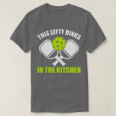 Pickleball Lefthander Deze Lefty Dinks in de keuke T-shirt (Design voorkant)