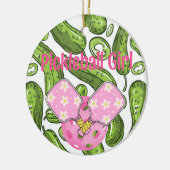 Pickleball Meisje augurken en pickleballs Custom Keramisch Ornament (Links)