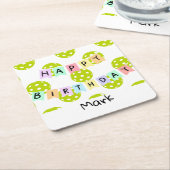 Pickleball met banner voor gelukkige verjaardag kartonnen onderzetters (Schuin)