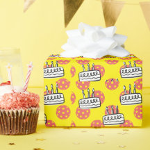 Pickleball met verjaardagstaart op gele achtergron