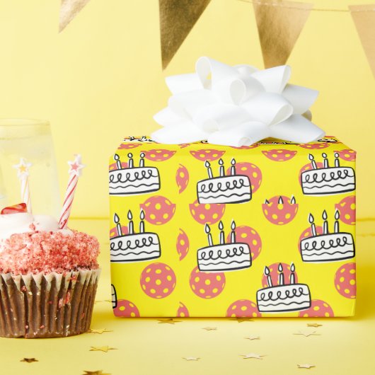Pickleball met verjaardagstaart op gele achtergron cadeaupapier (Verjaardagsfeest)