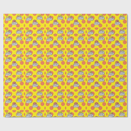 Pickleball met verjaardagstaart op gele achtergron cadeaupapier (Vlak)