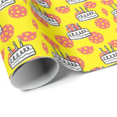 Pickleball met verjaardagstaart op gele achtergron cadeaupapier (Rol Hoek)