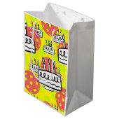 Pickleball met verjaardagstaart op gele achtergron medium cadeauzakje (Voorkant Gekanteld)