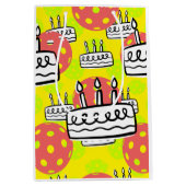 Pickleball met verjaardagstaart op gele achtergron medium cadeauzakje (Voorkant)