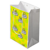 Pickleball met verjaardagstaart op gele achtergron medium cadeauzakje (Voorkant Gekanteld)