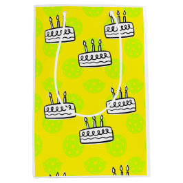 Pickleball met verjaardagstaart op gele achtergron medium cadeauzakje