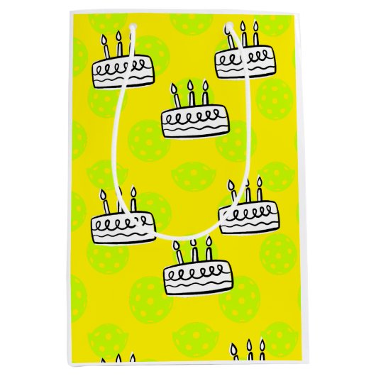 Pickleball met verjaardagstaart op gele achtergron medium cadeauzakje (Voorkant)