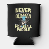 Pickleball - oud Man met een Pickleball Paddle Blikjeskoeler (Voorkant)