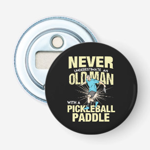 Pickleball - oud Man met een Pickleball Paddle Button Flesopener