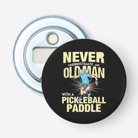 Pickleball - oud Man met een Pickleball Paddle Button Flesopener (Voorkant)