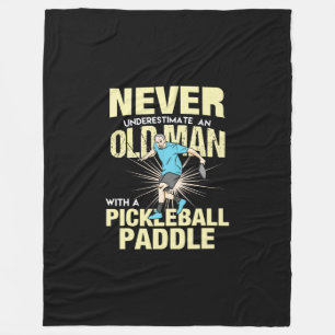 Pickleball - oud Man met een Pickleball Paddle Fleece Deken