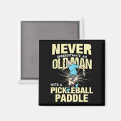 Pickleball - oud Man met een Pickleball Paddle Magneet (Voorkant / Achterkant)