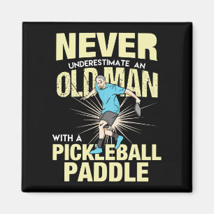 Pickleball - oud Man met een Pickleball Paddle Magneet