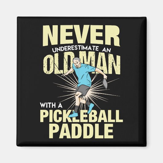 Pickleball - oud Man met een Pickleball Paddle Magneet (Voorkant)