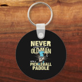 Pickleball - oud Man met een Pickleball Paddle Sleutelhanger (Voorkant)