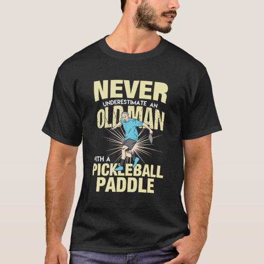 Pickleball - oud Man met een Pickleball Paddle T-shirt (Voorkant)