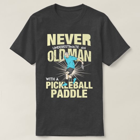 Pickleball oud Man met een Pickleball peddel T-shirt (Design voorkant)