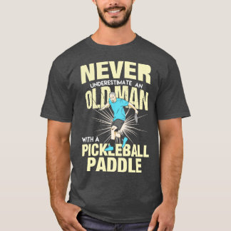 Pickleball oud Man met een Pickleball peddel T-shirt