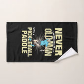 Pickleball - Oude man met een pickleball-paddle Handdoek (Handdoek)