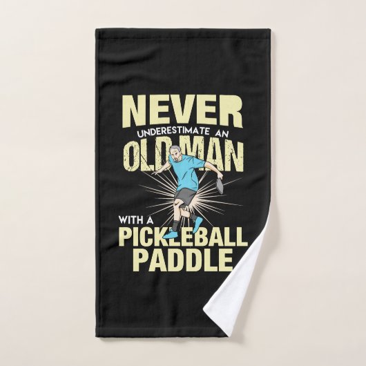 Pickleball - Oude man met een pickleball-paddle Handdoek (Handdoek)