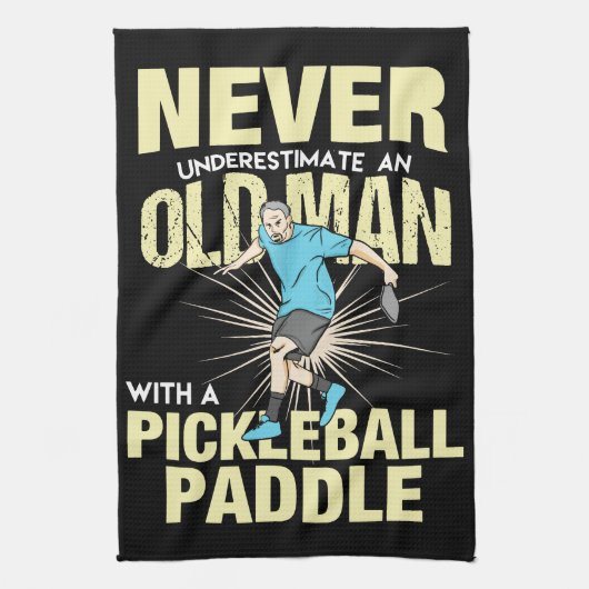 Pickleball - Oude man met een pickleball-paddle Theedoek (Verticaal)