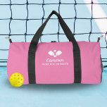 Pickleball Paddles gepersonaliseerde naam aangepas Plunjezak<br><div class="desc">De perfecte pickleball tas voor al uw spullen - design heeft gekruiste Pickleball Paddles, een bal en 2 lijnen aangepaste tekst. Voeg jouw naam, monogram, teamnaam of echt elke aangepaste tekst toe. Perfect voor het dragen van uw peddels, ballen, snack, waterfles, enz. Verander eenvoudig de kleuren op maat van uw...</div>