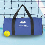 Pickleball Paddles gepersonaliseerde naam aangepas Plunjezak<br><div class="desc">De perfecte pickleball tas voor al uw spullen - design heeft gekruiste Pickleball Paddles, een bal en 2 lijnen aangepaste tekst. Voeg jouw naam, monogram, teamnaam of echt elke aangepaste tekst toe. Perfect voor het dragen van uw peddels, ballen, snack, waterfles, enz. Verander eenvoudig de kleuren op maat van uw...</div>