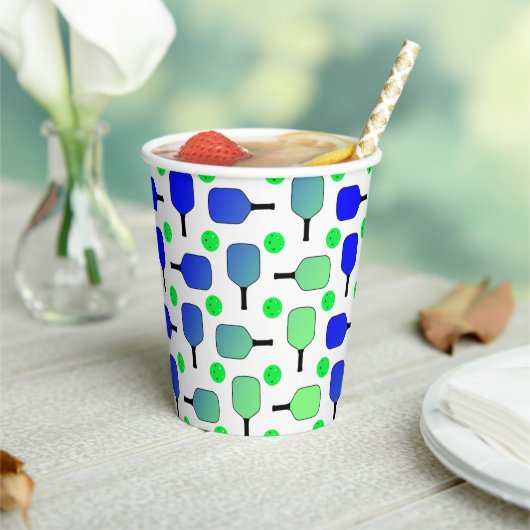 Pickleball Party Blauwe Groene Paddles en Ballen Papieren Bekers (Insitu)