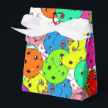 Pickleball Party Confetti- en Pickleball-ballonnen Bedankdoosjes<br><div class="desc">Festive pickleball party cadeau-tas voor een draagtas voor elke pickleball speler met kleurrijke confetti- en pickleball-ballonnen op een witte achtergrond. Blauwe, rode, heldere groene, gele, roze en paarse ballonnen gemaakt van pickleballballen. Colorful pickleball-thema verjaardag, verjaardag, dankjewel, einde-van-rec-seizoen feest, felicitaties, een cadeaudoos voor wedstrijdcadeautjes voor je pickleball-liefhebbende moeder, vader, oom, tante,...</div>